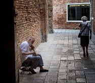 _DSC6515 Szabolos Szöke spielt die Gadulka in der Calle del Bastion